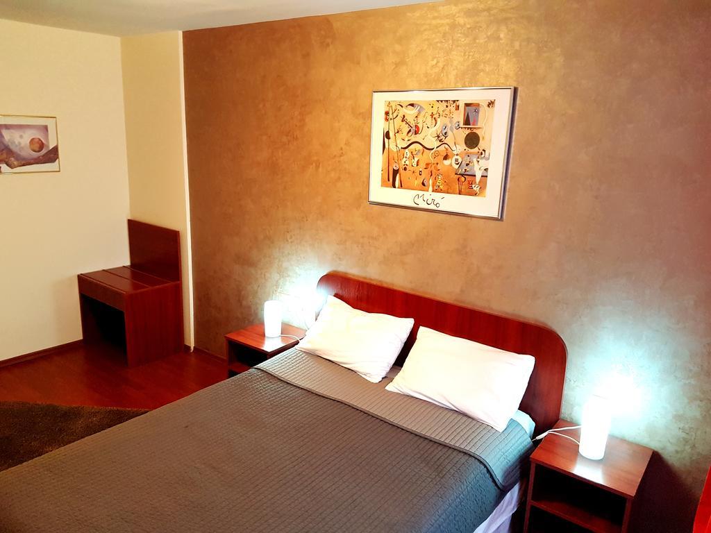 Hotel Mic Bucarest Esterno foto