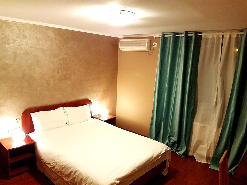 Hotel Mic Bucarest Esterno foto